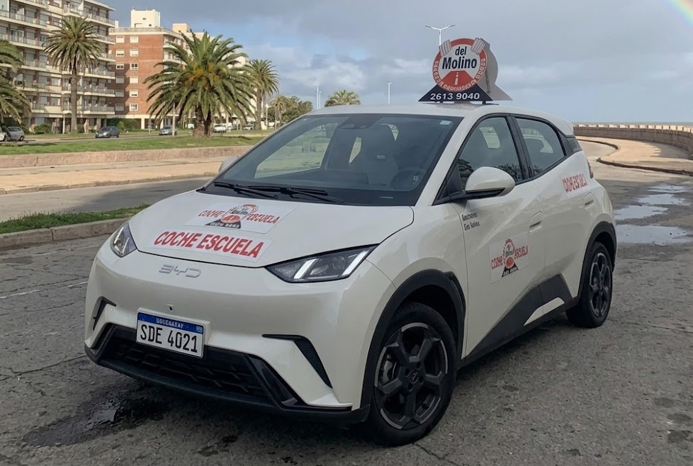 Aprender a manejar en un auto eléctrico 4 clases de manejo en auto eléctrico en Montevideo