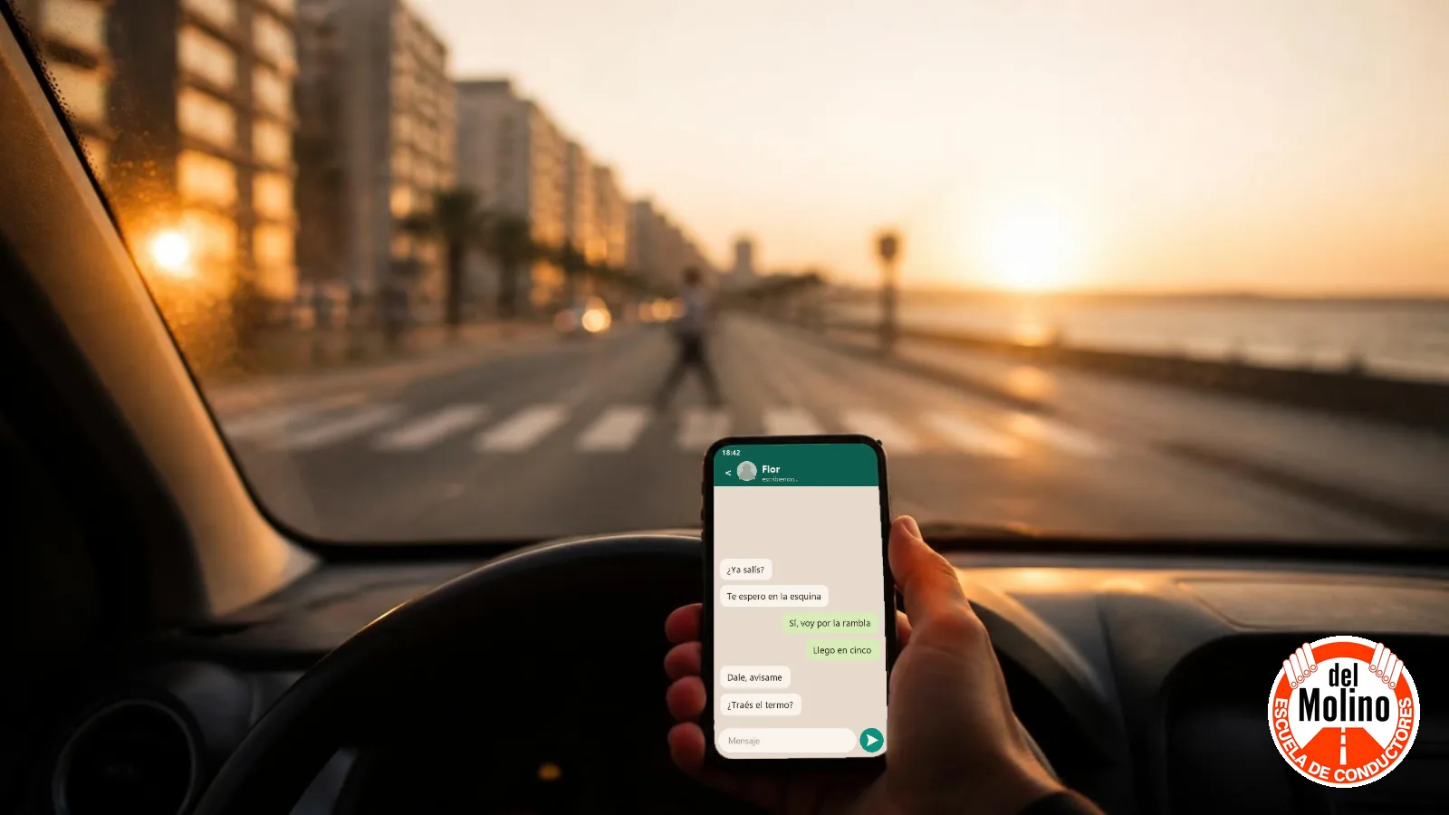 Distracciones al volante: ¿cuántos metros manejás a ciegas? 1 Distracciones al volante: chat abierto en el celular mientras el auto avanza por la rambla de Pocitos hacia una senda peatonal - Academia de choferes Del Molino