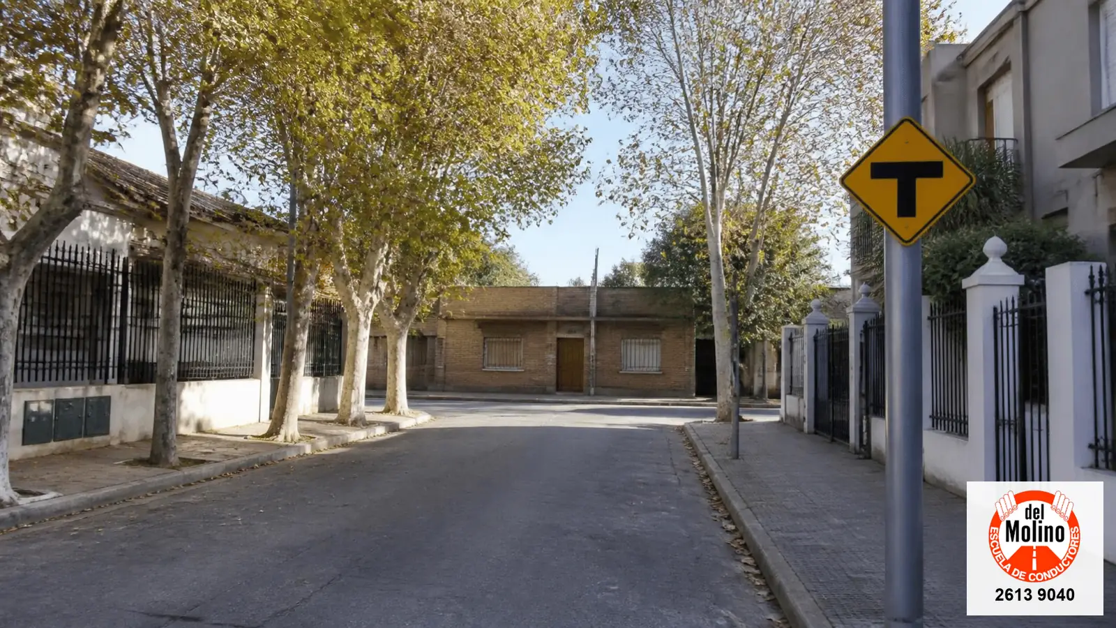 señal de bifurcación en T en una calle de barrio de Montevideo