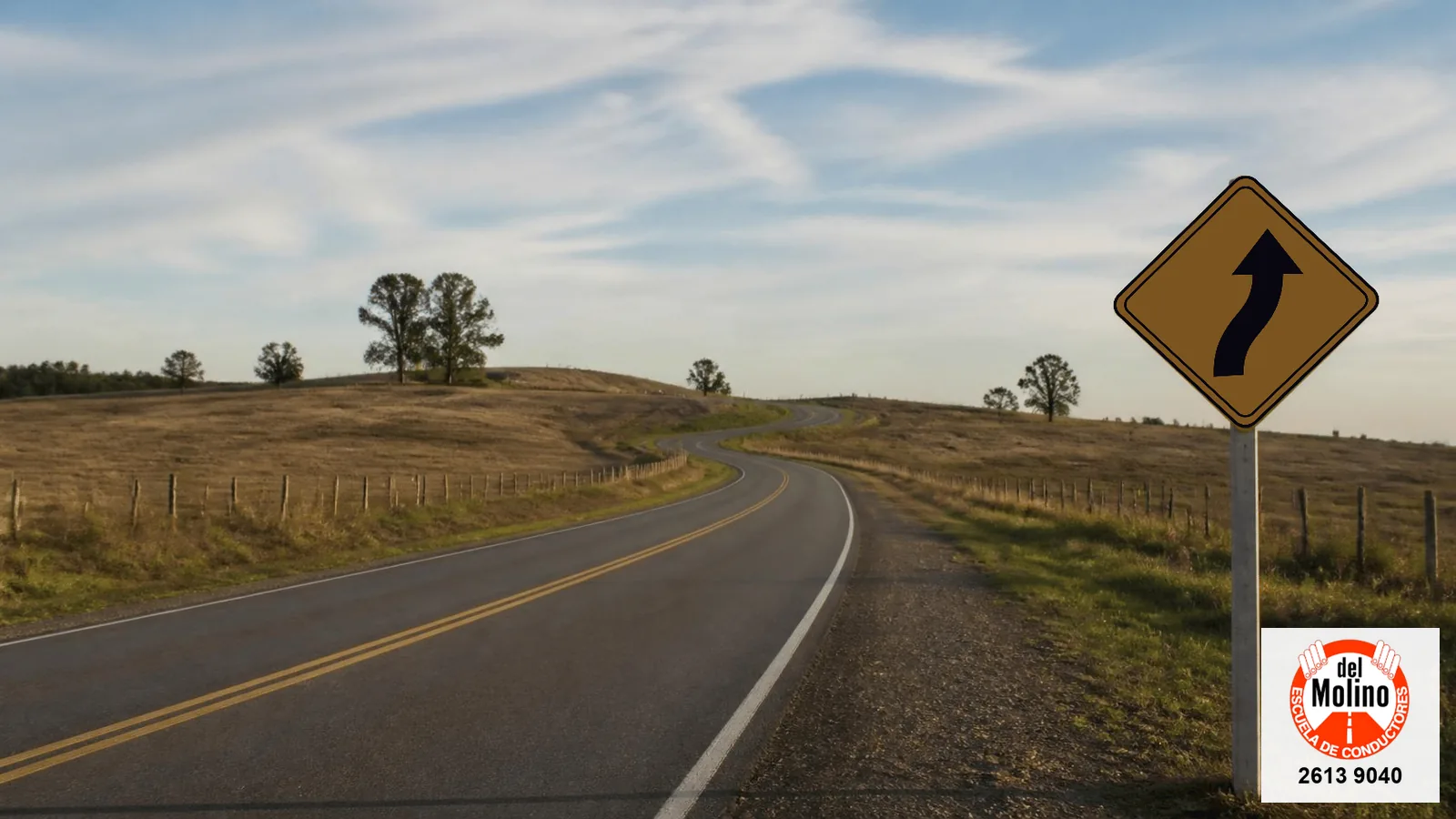 señal de curva y contracurva en una ruta de Uruguay