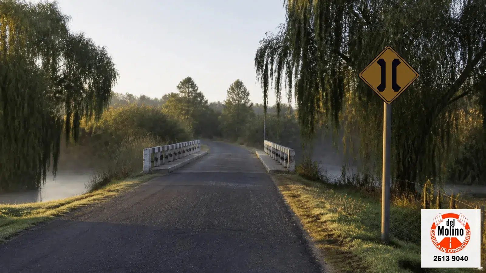 Señal de puente angosto 2 señal de puente angosto antes de un puente en un camino de Uruguay