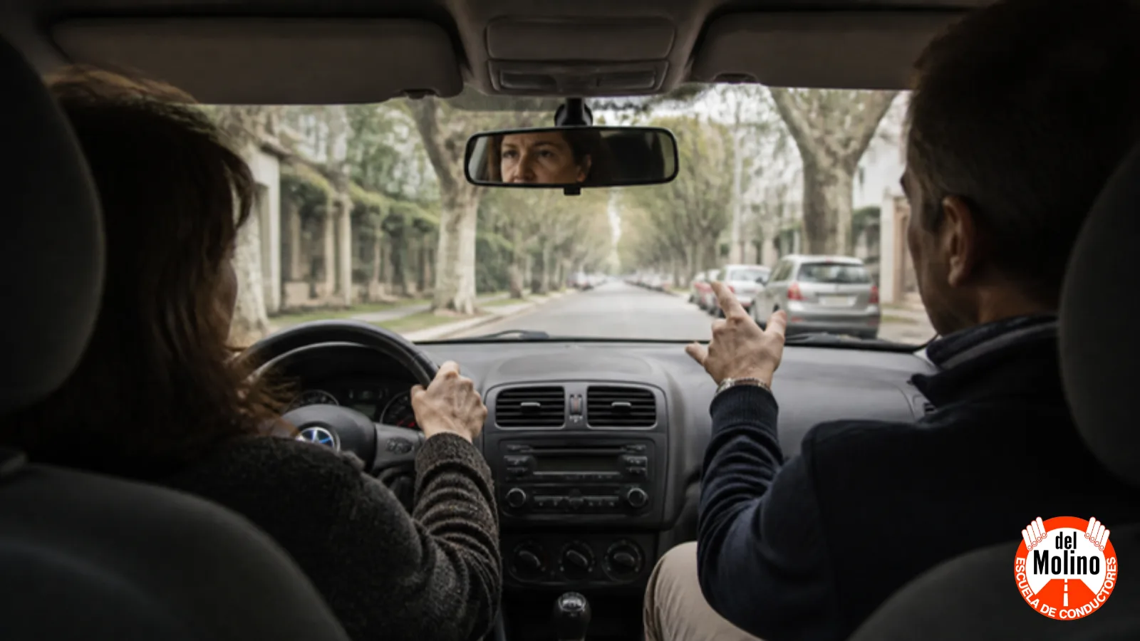 Volver a manejar después de años: alumna adulta al volante con su docente al lado en Montevideo