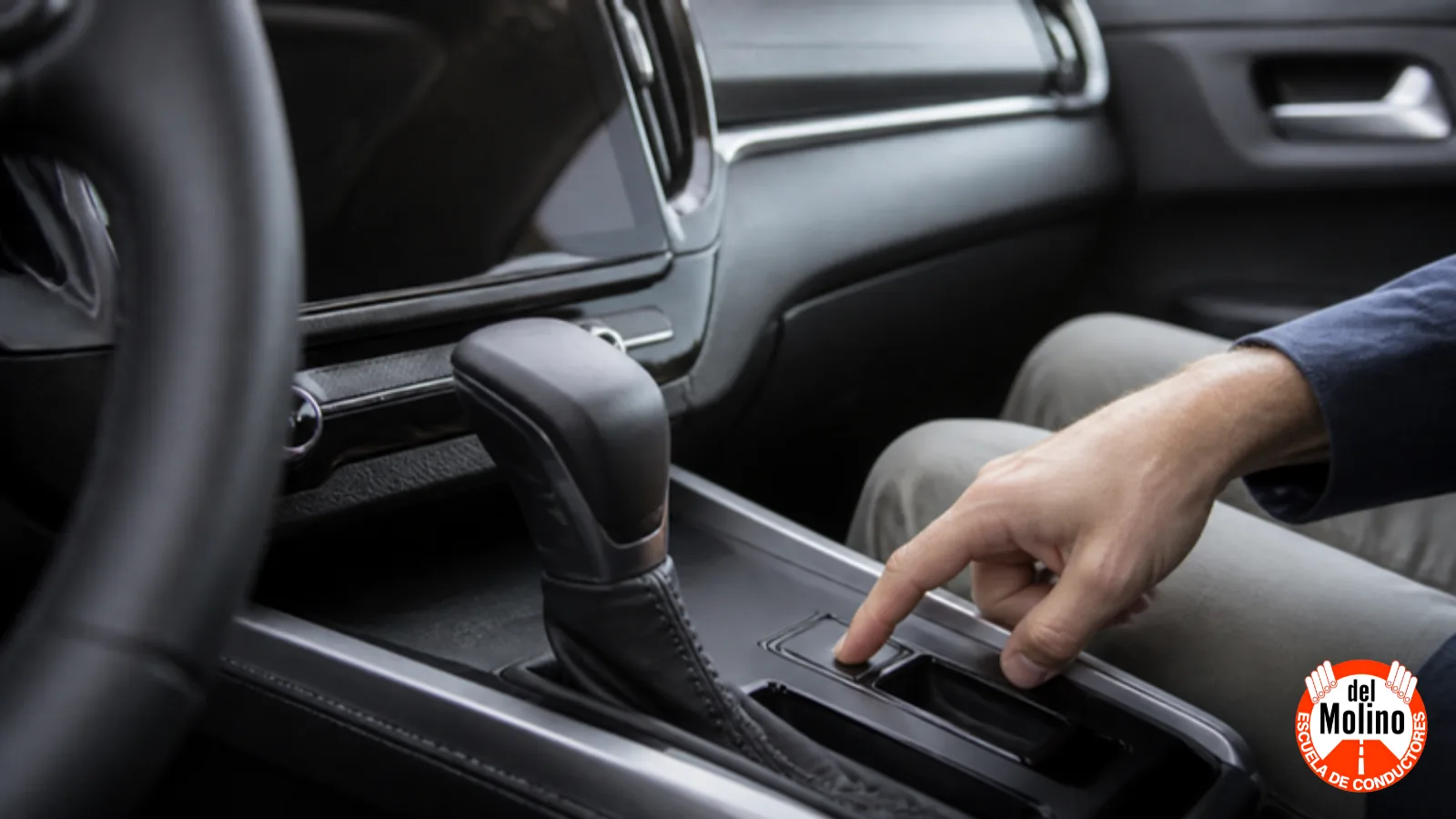 Freno de mano eléctrico en la consola de un auto nuevo
